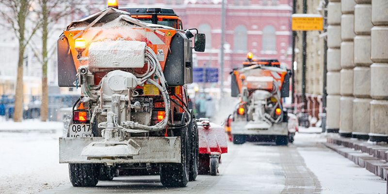 Городские службы убирают дворы и улицы после снегопада