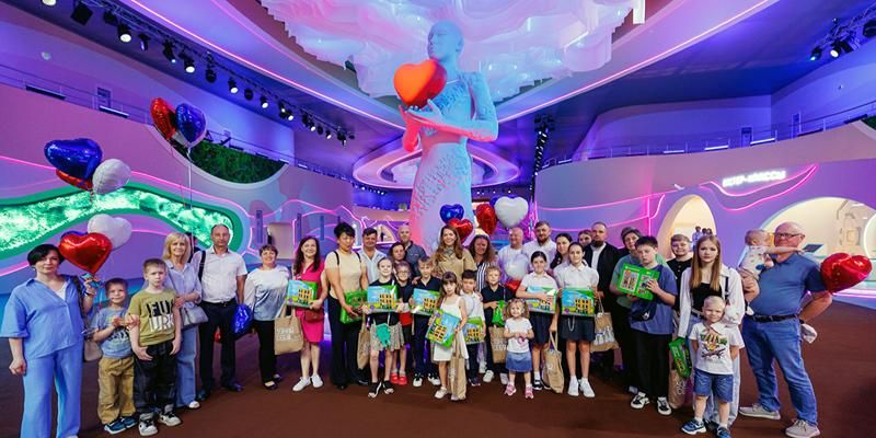 Первыми гостями форума «Москва 2030» в Гостином Дворе стали семьи участников СВО