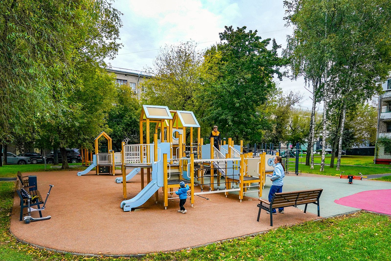 Детские площадки, воркаут-зоны и места для отдыха: на Сходненской улице завершили благоустройство двора