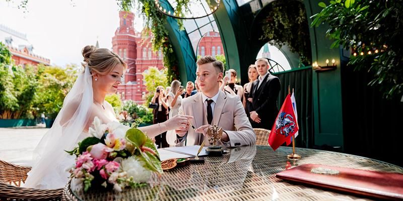 Около 1200 пар выбрали пожениться накануне и в День города