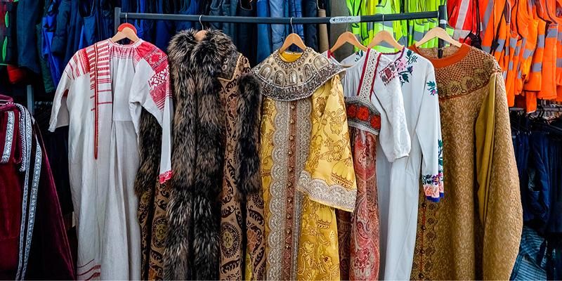 Крестьянские рубахи, царские шубы и советские телевизоры: что хранится на киноскладе «Жар-птица»