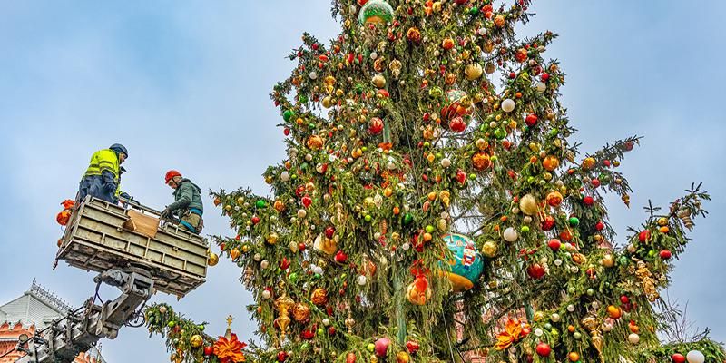 В стране старинных игрушек: на центральных площадях Москвы установят особые новогодние ели