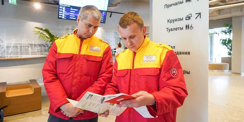 На работу, в поликлинику и в театр: как москвичам помогают сотрудники Центра обеспечения мобильности пассажиров