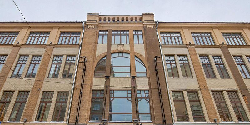 Арку здания на Большой Дмитровке очистили от построек