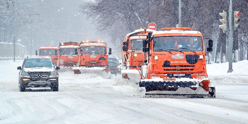 Около 119 тысяч человек и свыше 12,5 тысячи единиц техники убирают снег в городе