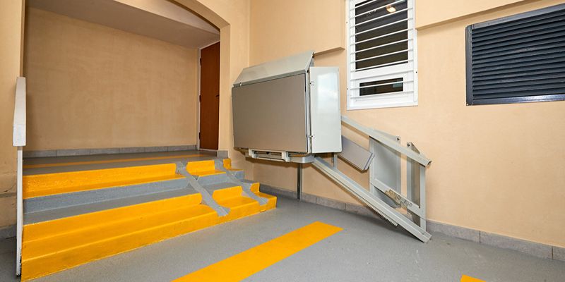 В 2022 году в многоквартирных домах столицы установили 185 подъемников для маломобильных жильцов
