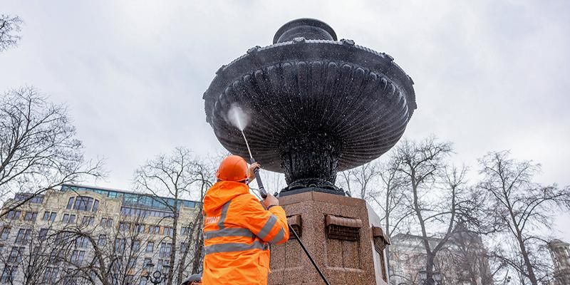 Более двух тысяч инженерных сооружений промыли в Москве после зимы