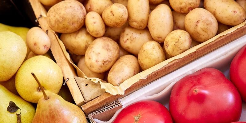 Молодой картофель разных сортов можно приобрести на ярмарках выходного дня