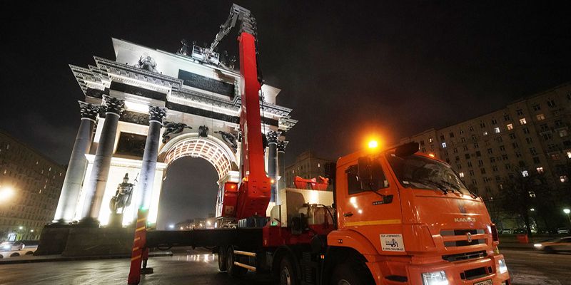 Триумфальную арку на Кутузовском проспекте промыли перед зимой