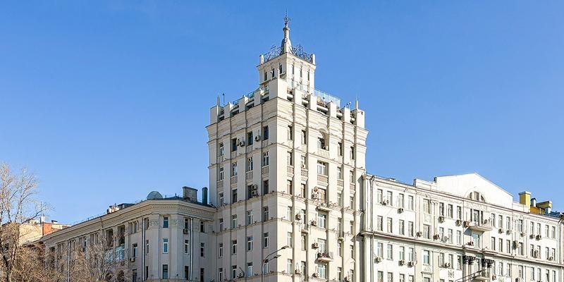 В Москве обновили восемь домов со шпилями