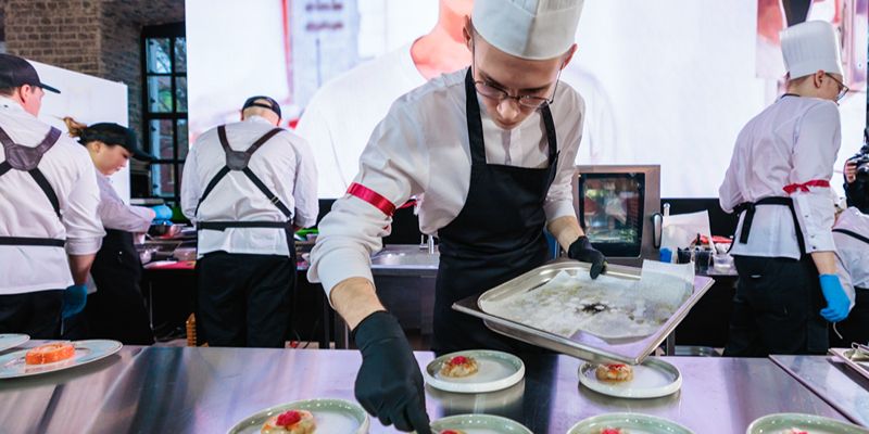 Команда студентов столичного колледжа успешно выступила на конкурсе шеф-поваров