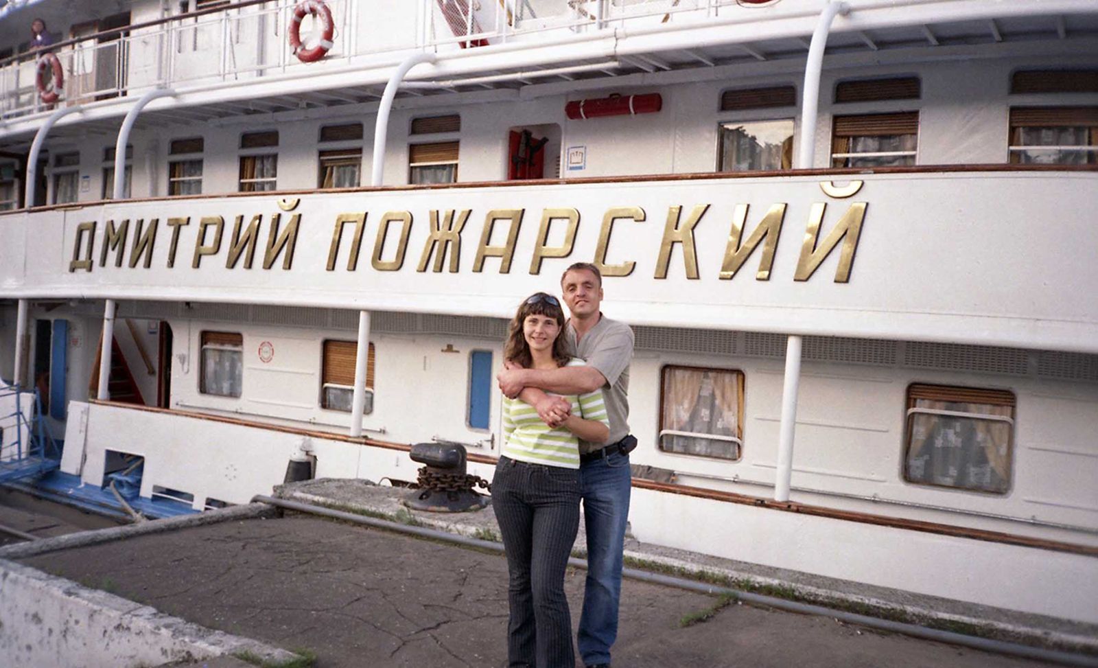 Туристы на пристани у теплохода «Дмитрий Пожарский». Автор неизвестен (сдатчик Е.А. Фадеенкова). Нижний Новгород, конец 2000-х гг. Главархив Москвы