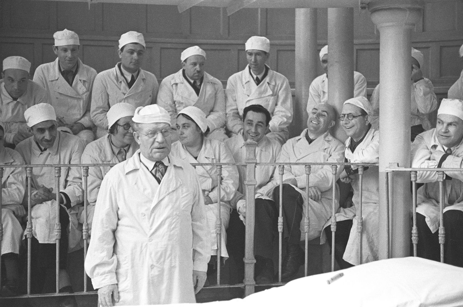 Главный хирург Красной армии, академик Н.Н. Бурденко проводит занятие с молодыми врачами. Автор – Б.В. Игнатович. Москва. 1941 г. Главархив Москвы