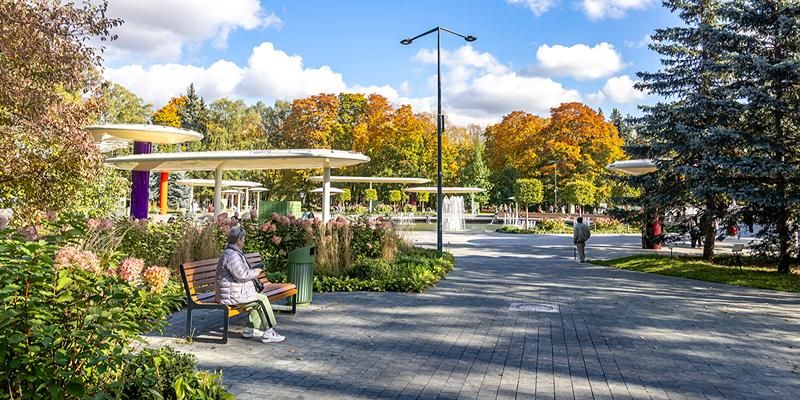 From a rose garden to a maple alley: park spots Muscovites love for a stroll