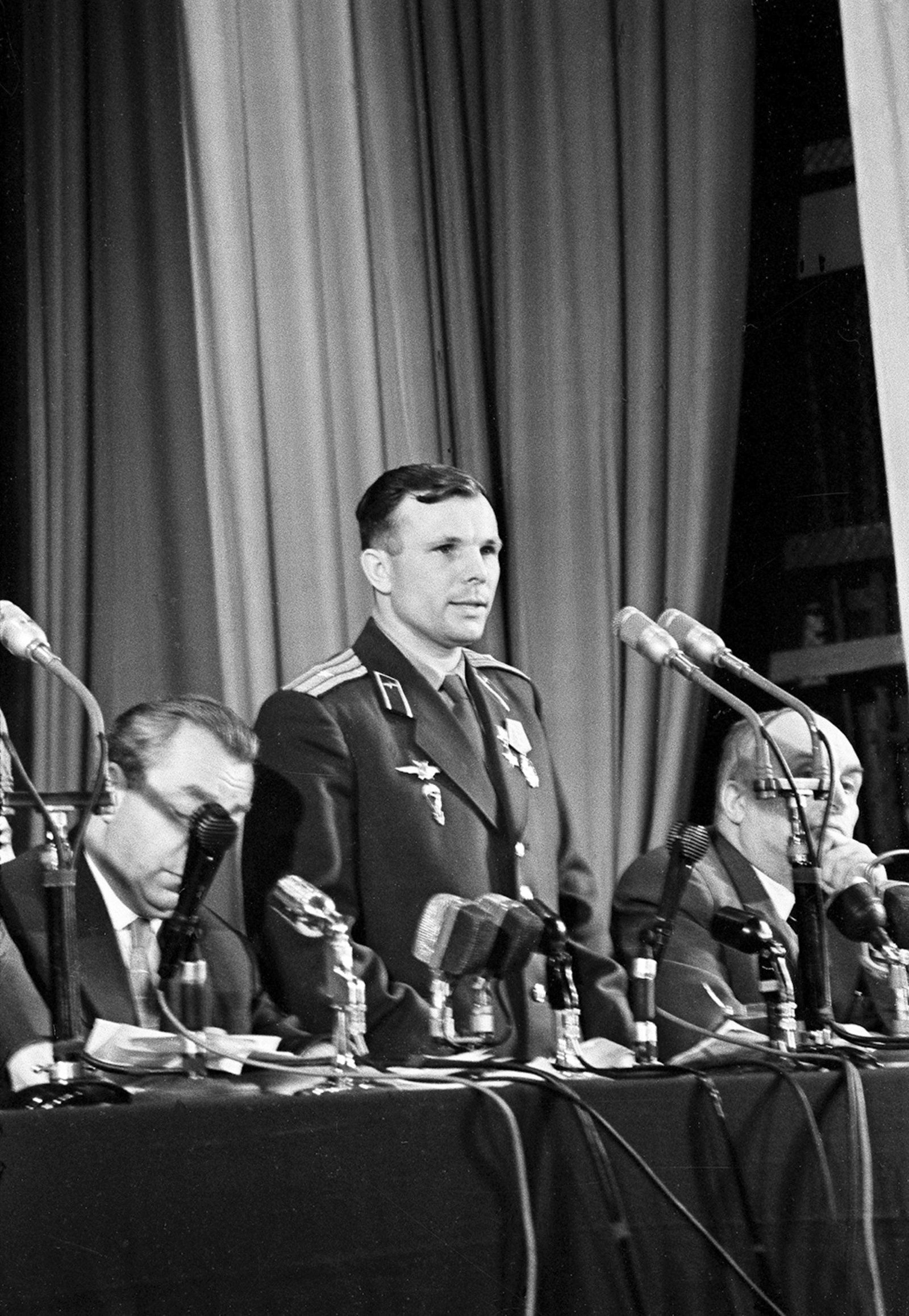 Лётчик-космонавт СССР, Герой Советского Союза Ю.А. Гагарин во время выступления. Автор &ndash; Б.Е. Вдовенко. Москва. 15.04.1961 г. Главархив Москвы