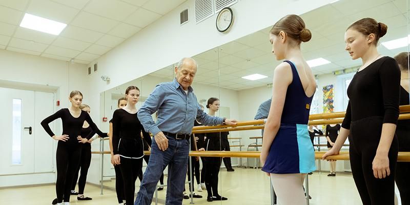 Мастер-классы знаменитостей и живой диалог: в столице подвели итоги проекта «Урок со звездой» за 2025 год