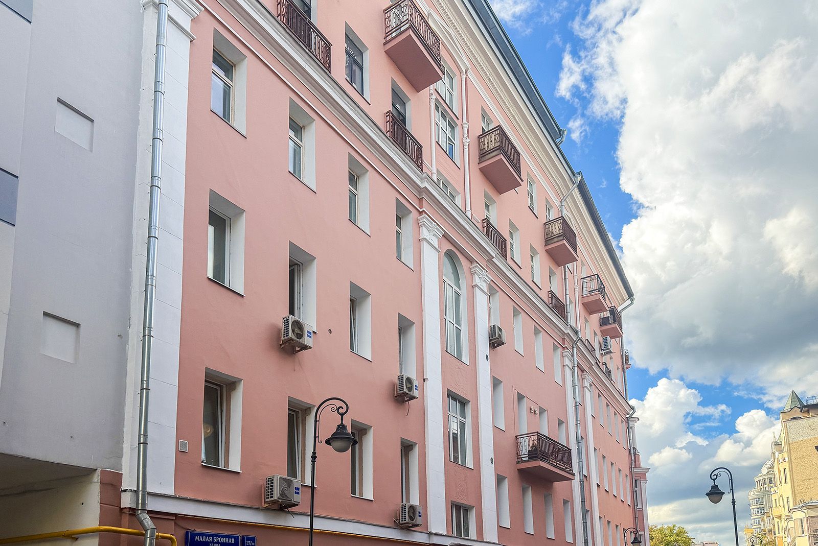 В Москве капитально ремонтируют три дома в стиле неоклассицизма