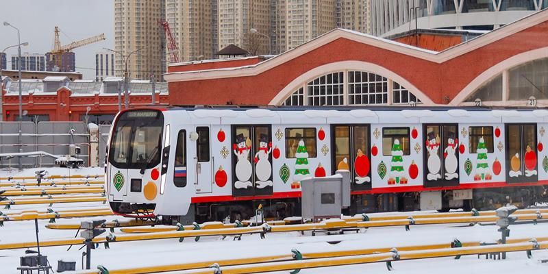 Новогодний поезд вышел на Кольцевую линию московского метро