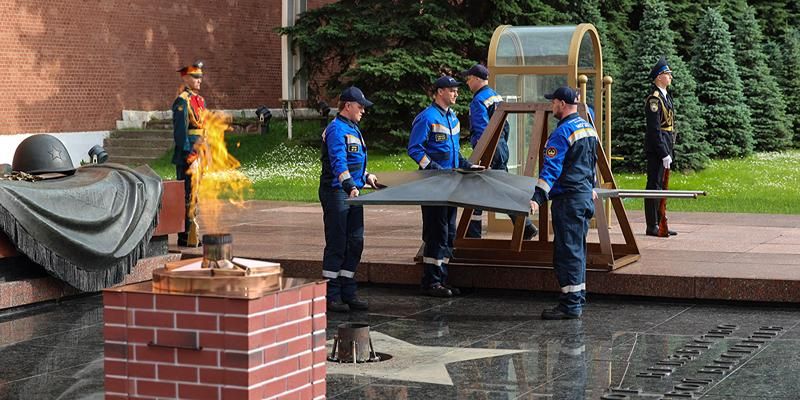 Победители патриотического конкурса приняли участие в торжественной профилактике Вечного огня в Александровском саду