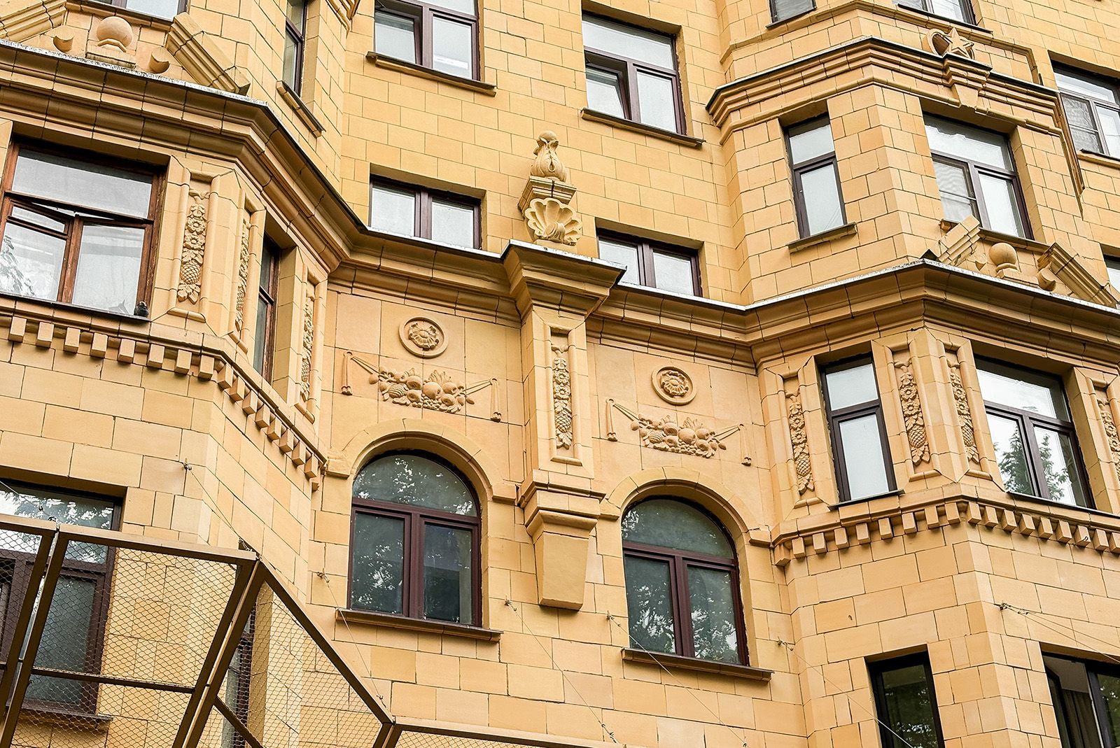 От круглых домов до Олимпийской Деревни: в столице обновили здания архитектора Евгения Стамо