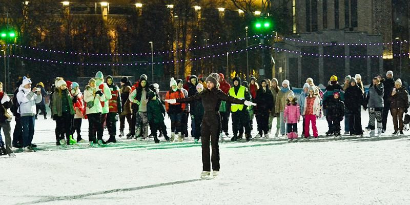 На спортивном катке в «Лужниках» продолжаются мастер-классы знаменитых фигуристов