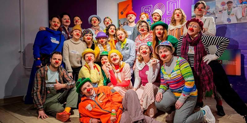 Улыбка лечит: как медицинские клоуны помогают пациентам московских стационаров