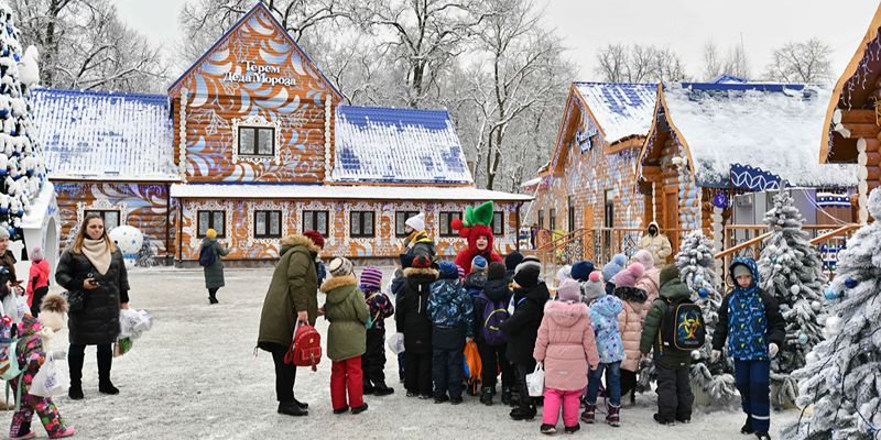 Дискотека на льду и выставка авторских елок: чем заняться в московских парках в эти выходные