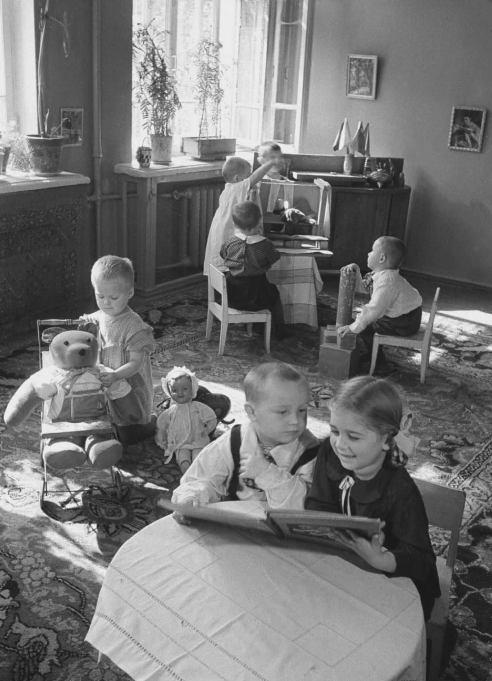 В игровой комнате одного из московских детских садов. Москва. 1946 г. Фото В.В. Егорова. Главархив Москвы