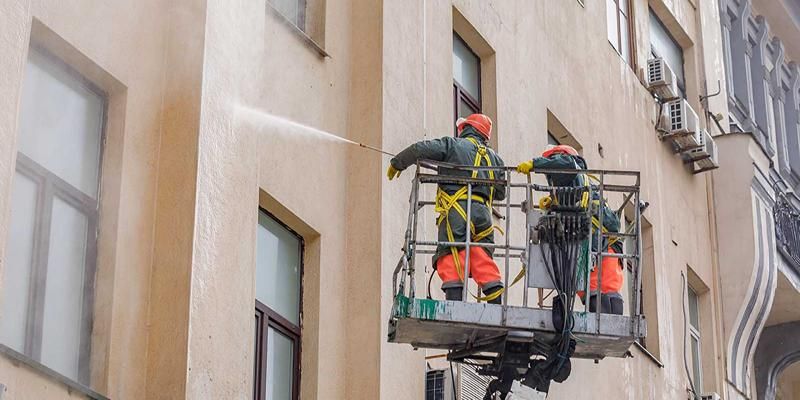 В Москве проводят масштабные работы по промывке фасадов зданий