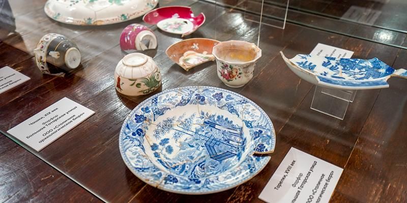 Перстни XIII века, испанские амфоры и китайские пиалы: какие находки археологов можно увидеть на выставке в «Зарядье»