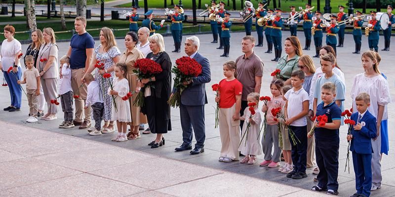 Победители конкурса «Рисуем с детьми Вечный огонь» приняли участие в торжественной профилактике в Александровском саду