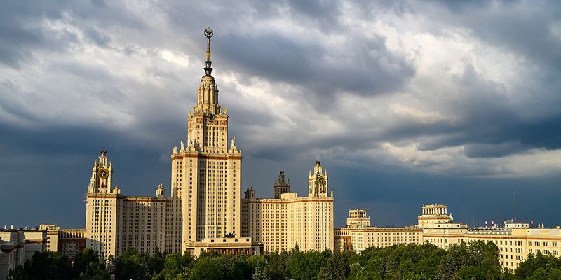 Гроза и сильный ветер: москвичей предупреждают об ухудшении погоды