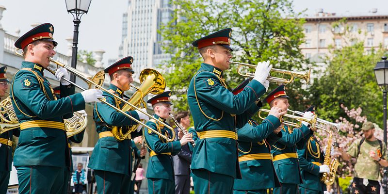 Легендарные машины, военные песни, танцы прошлых лет: как встретят День Победы в парках Москвы