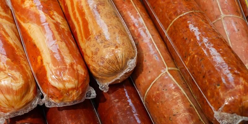 Фермер московской ярмарки передает продукты морским пехотинцам