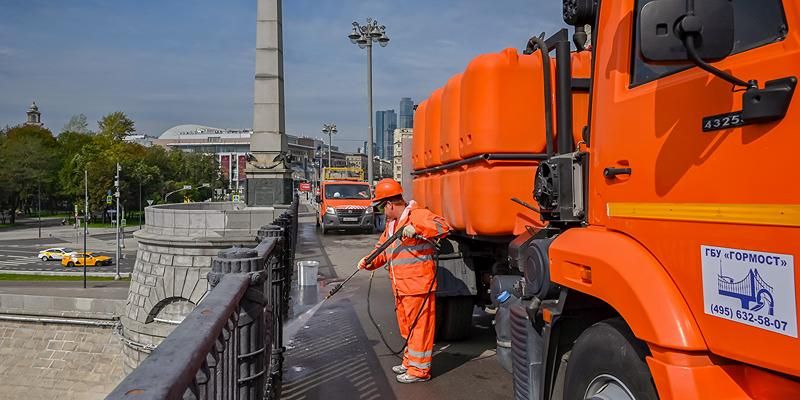 Около двух тысяч инженерных сооружений промыли в Москве в рамках месячника по благоустройству