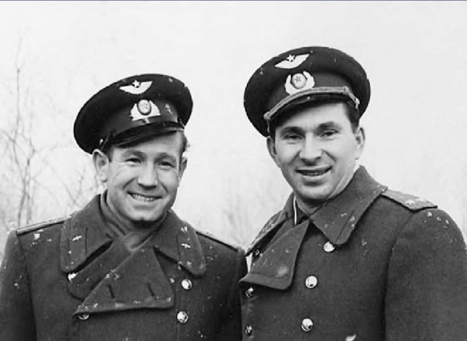 Лётчики-космонавты СССР А. А. Леонов (слева) и П. И. Беляев накануне старта космического корабля «Восход-2». 18 марта 1965 г. Главархив Москвы
