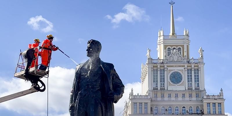 Более 1,1 тысячи столичных памятников промыли в преддверии зимы