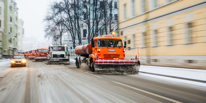 Коммунальщики продолжают вывозить снег с московских улиц