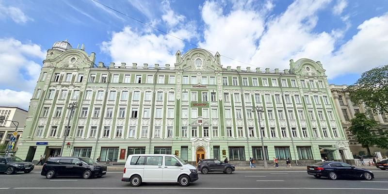 При ремонте здания на Воздвиженке найдены исторические вывески с гравировкой