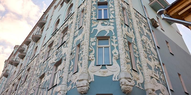 От грифонов до саламандр: какие мифические животные украшают здания столицы