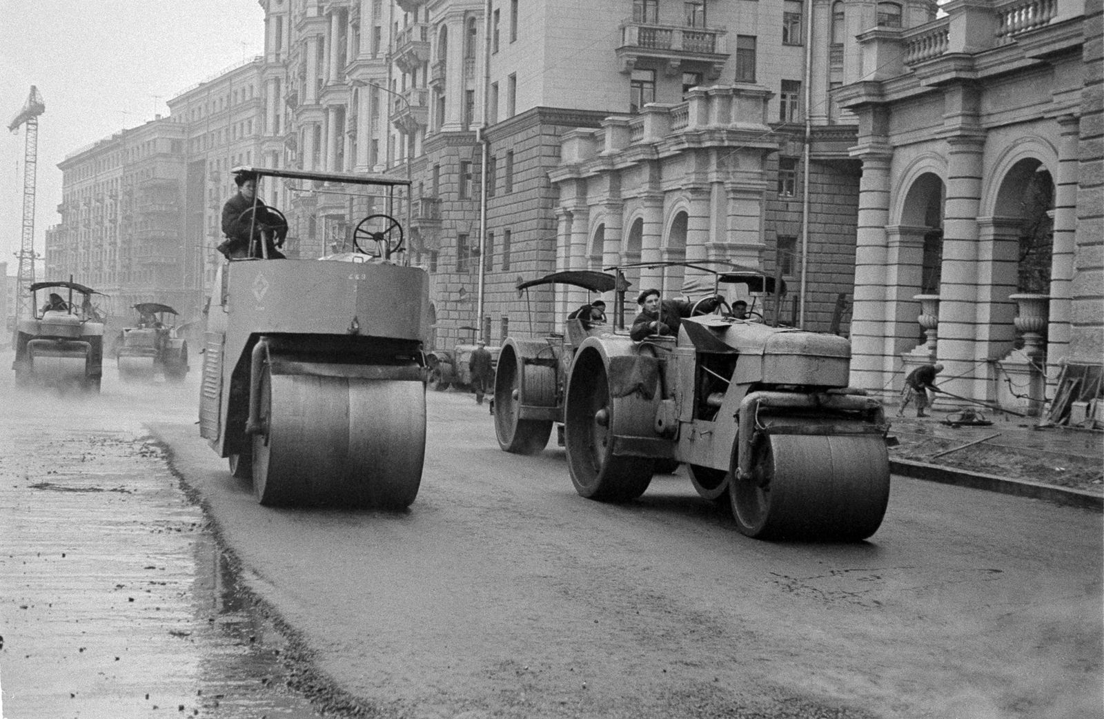 Асфальтирование улицы Чкалова. Автор – неизвестен. Москва. 20.10.1963 г. Главархив Москвы
