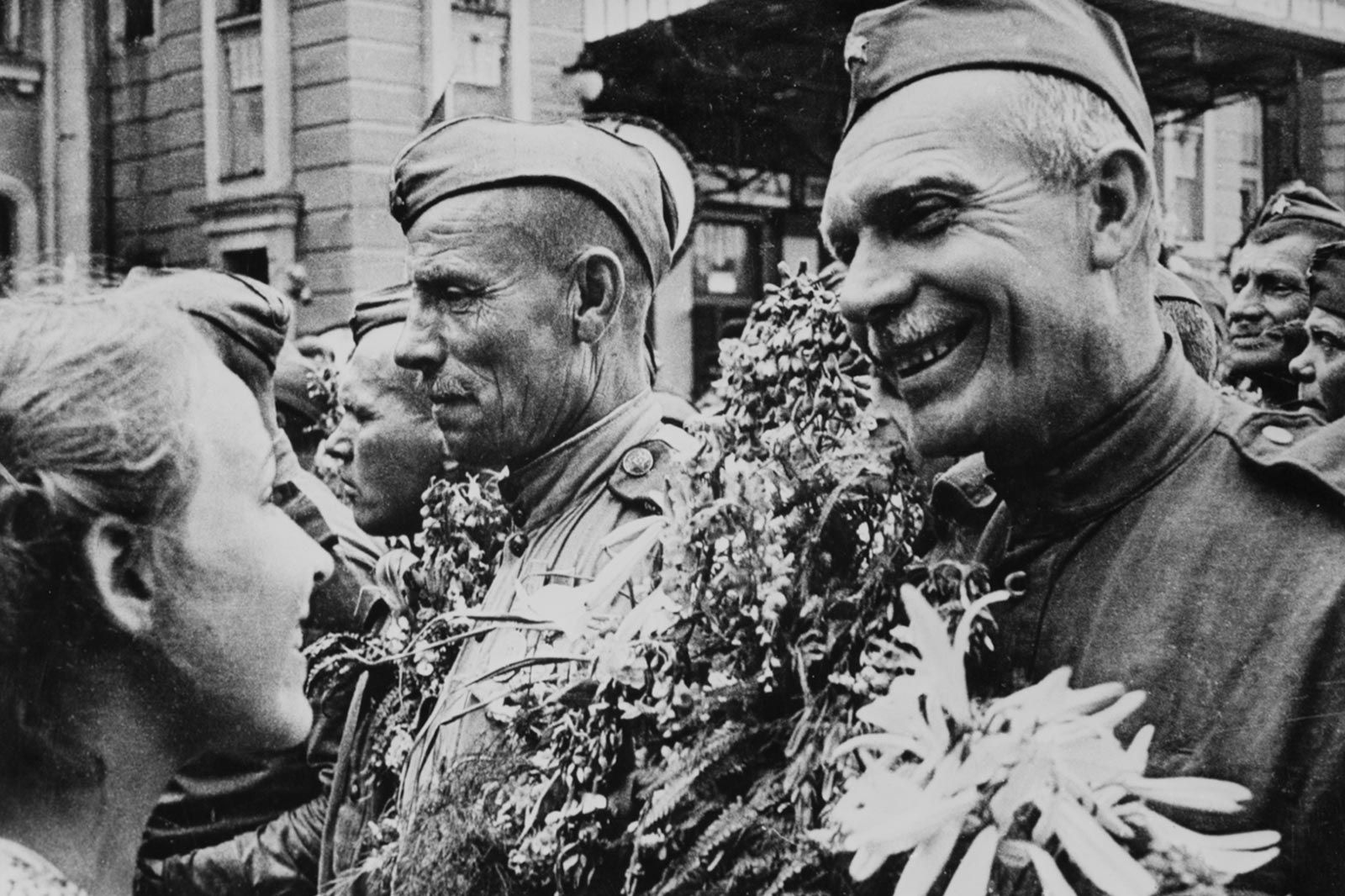 Встреча воинов-победителей на Белорусском вокзале. Фото Георгия Петрусова. 21 июля 1945 года. Главархив Москвы
