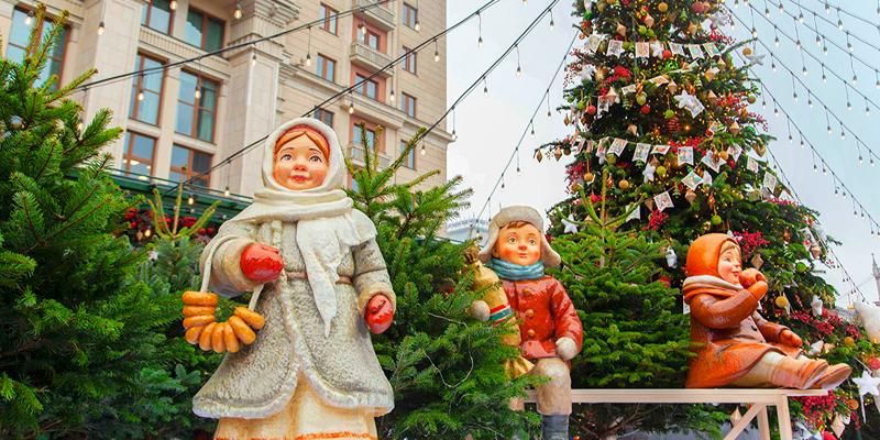 Старинные игрушки, хвоя и гирлянды: как еще украсили новогодние площадки в центре Москвы