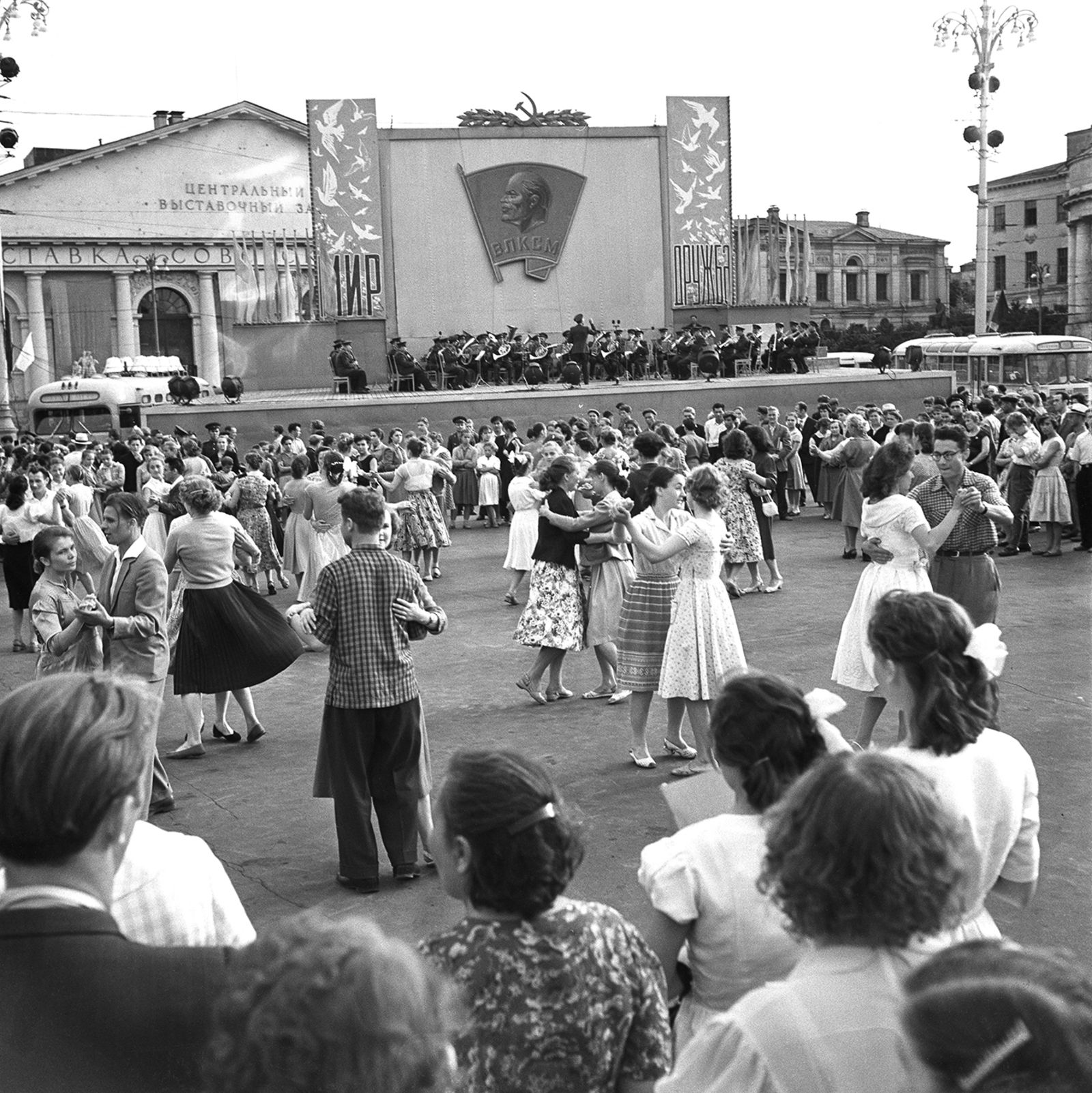 Танцы на Манежной площади в День советской молодёжи. Москва. 26 июня 1960 г. Фото Б. Трепетова. Главархив Москвы