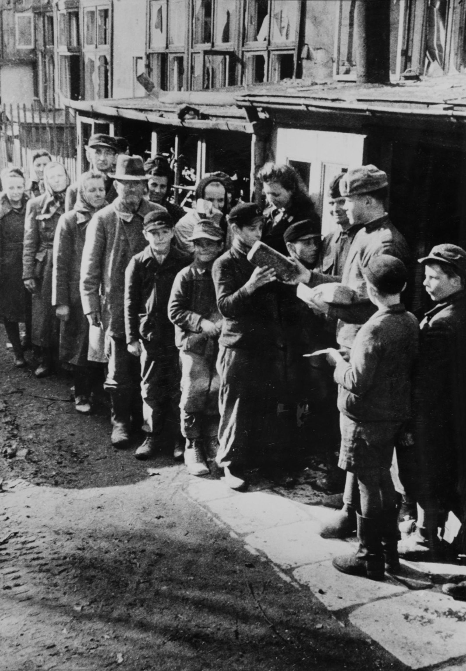  Советские солдаты раздают хлеб мирным жителям. г. Бреслау, Германия (в наст. вр. &ndash; Вроцлав, Республика Польша). Май 1945 г. Автор фото неизвестен. Главархив Москвы
