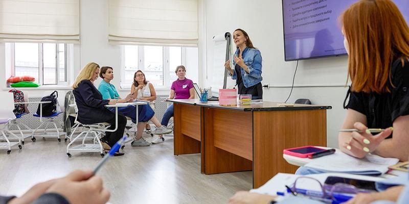От навыков оказания первой помощи до развития эмоционального интеллекта. Как обучают специалистов социальной сферы Москвы