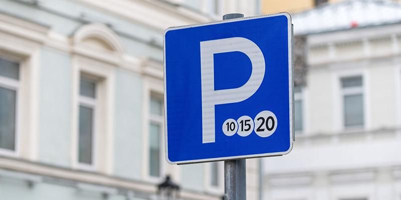 Москвичам напомнили о бесплатной парковке 8 марта