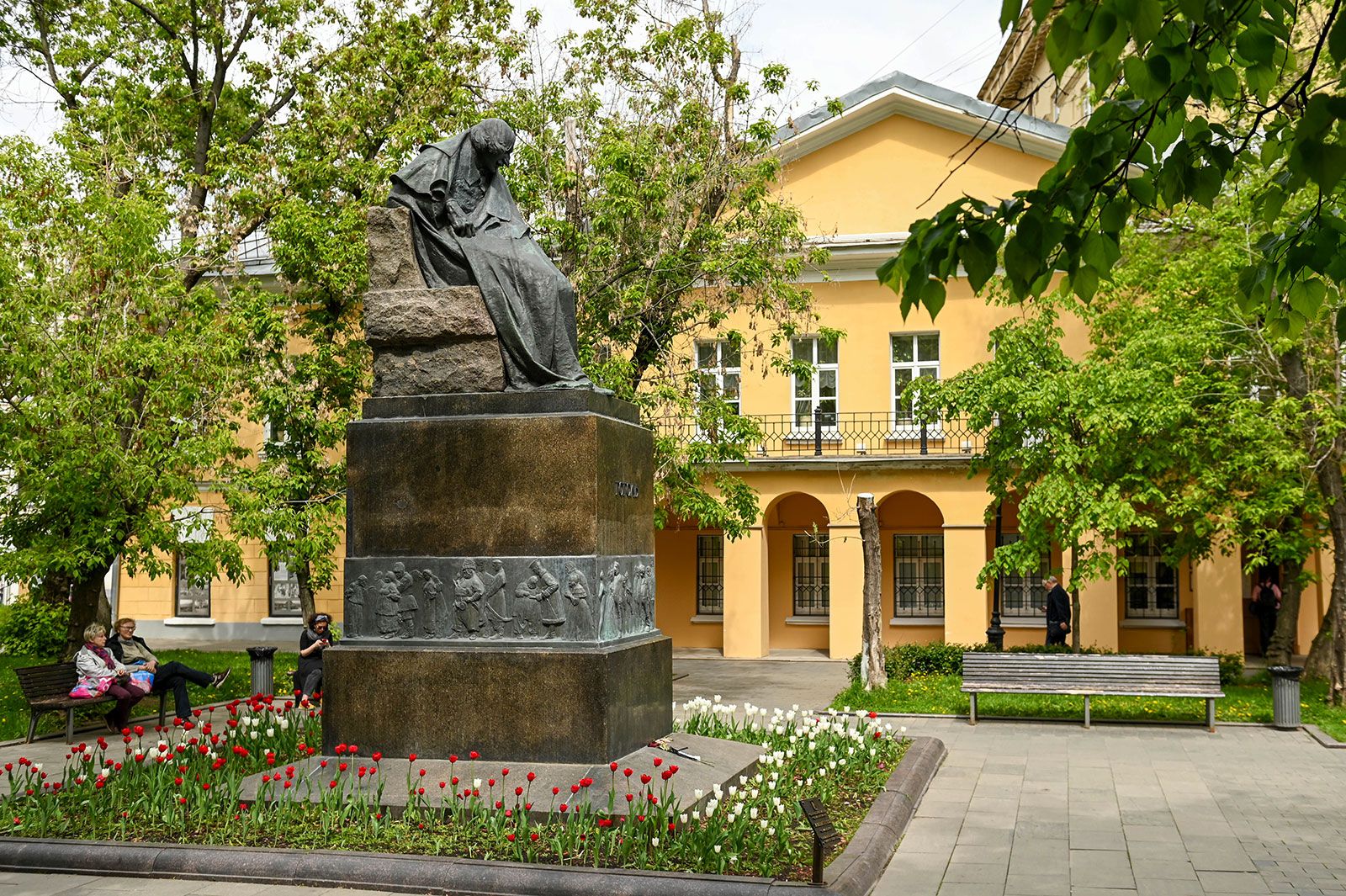 Старинная усадьба, грустный памятник, ежегодные чтения: история Дома Гоголя