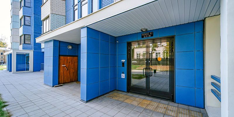 Установить шлагбаум, нанять консьержа, перекрасить стены в подъезде: о чем договариваются москвичи в опросах «Электронного дома»