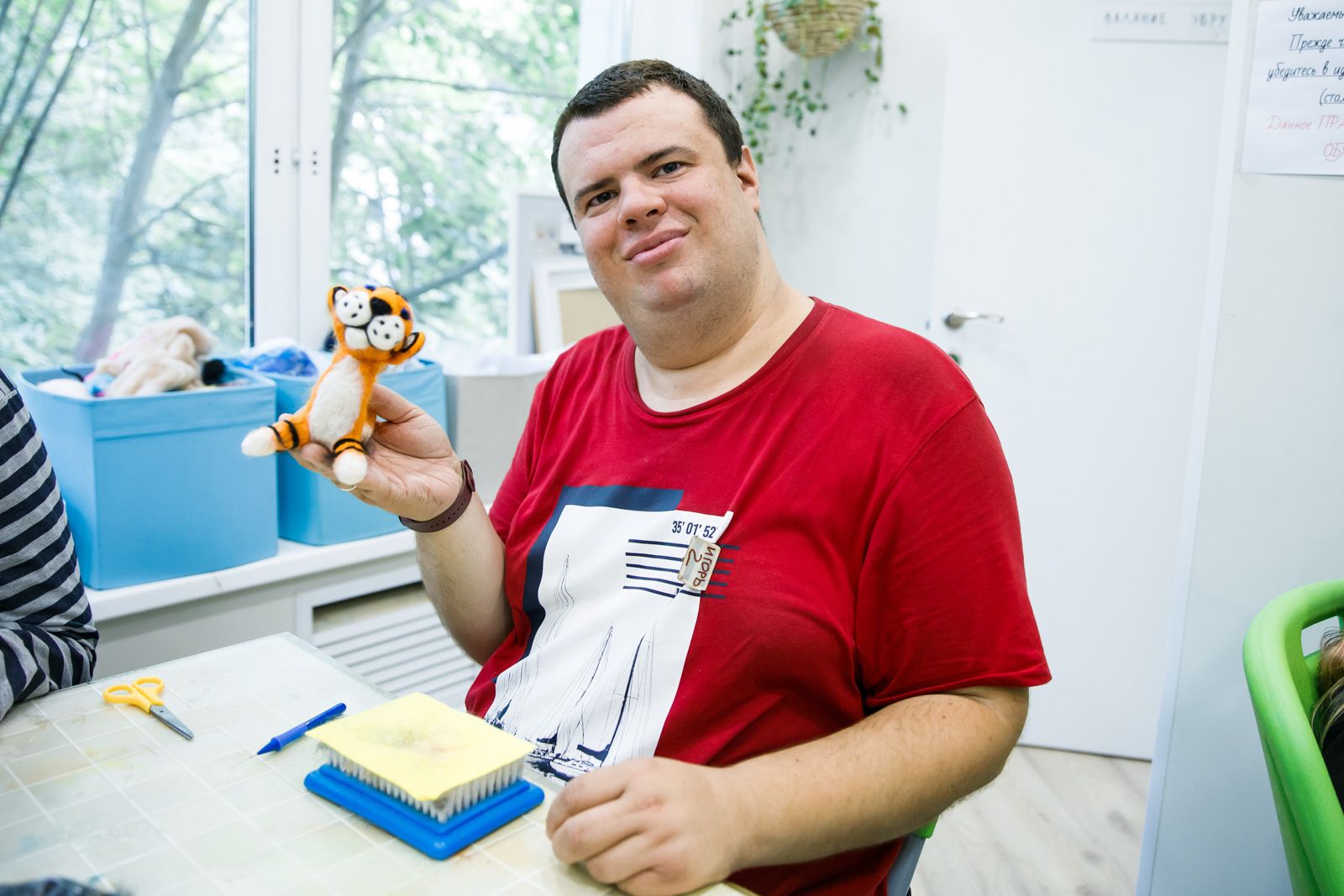 Сделано с душой: какие изделия создают в инклюзивных мастерских